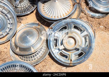 Glänzend verchromte Radkappen in einem Junk Yard in der Wüste in der Nähe von Phoenix Arizona USA Stockfoto