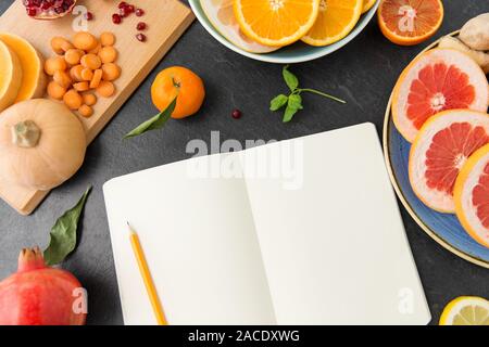 Nahaufnahme der Notebook, Früchte und Gemüse Stockfoto