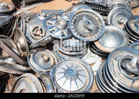 Glänzend verchromte Radkappen in einem Junk Yard in der Wüste in der Nähe von Phoenix Arizona USA Stockfoto