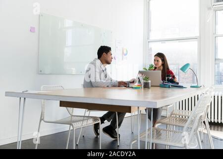 Kollegen sitzen am Schreibtisch Stockfoto