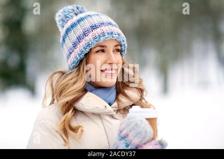 Gerne Frau trinkt Kaffee im Freien im Winter Stockfoto