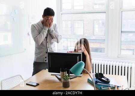 Gestresste Mitarbeiter am Computer zusammen Stockfoto