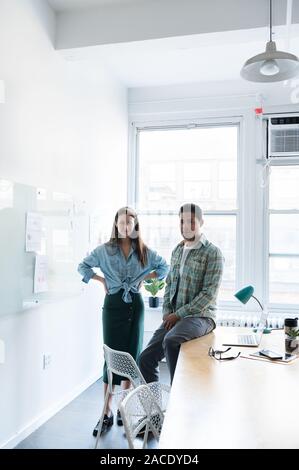 Mitarbeiter im modernen Büro Stockfoto