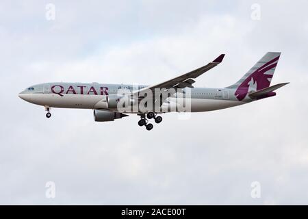 FRANKFURT/Deutschland - Dezember 4, 2012: Qatar Airways Airbus A330-200 A7-ACF Passagierflugzeug landen am Flughafen Frankfurt Stockfoto