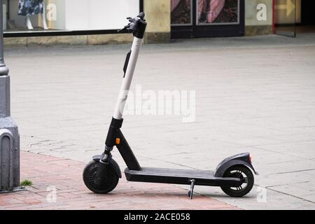 Elektroroller, e-Scooter auf Fußgängerzone geparkt - e-mobility oder Micro-Mobilität Trend Stockfoto