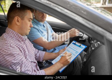 Auto Fahrlehrer mit Zwischenablage und Treiber Stockfoto