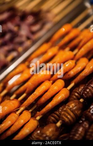 Street Food in einem Markt, in Peking, China. Stockfoto