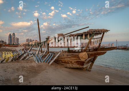 Traditionelles Dhow Festival in Katara Kulturdorf, Doha, Katar zeigt alte dekoriert hölzerne arabische Boote mit Wolken in den Himmel im Hintergrund Stockfoto