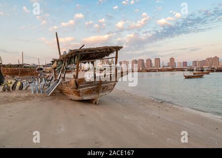 Traditionelles Dhow Festival in Katara Kulturdorf, Doha, Katar zeigt alte dekoriert hölzerne arabische Boote mit Wolken in den Himmel im Hintergrund Stockfoto