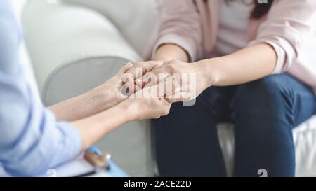 Arzt, Psychologe, Therapeut, die weiblichen Patienten die Hände Stockfoto