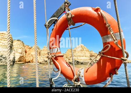 Bootsfahrt nach Ponta da Piedade, Rettungsring, felsige Küsten und Strände in der Nähe von Lagos, Algarve Portugal Stockfoto