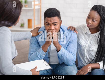 Pflege schwarze Frau und Ratgeber, die man während der Psychotherapie Sitzung Stockfoto