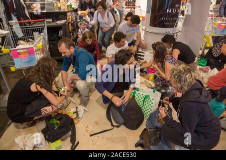 Kunststoff Angriff Kampagne im MONOPRIX SUPERMARKT Montparnasse, Paris Stockfoto