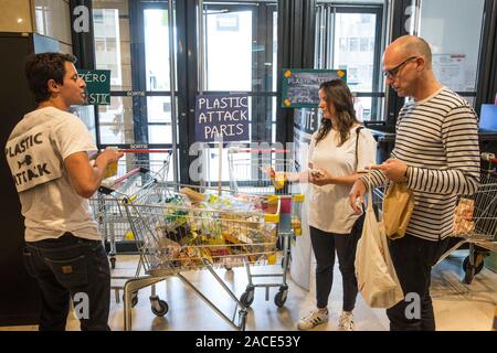 Kunststoff Angriff Kampagne im MONOPRIX SUPERMARKT Montparnasse, Paris Stockfoto