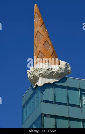 "Ausgelassene Kegel' von Claes Oldenburg, Neumarktgalerie, Neumarkt, Köln, Nordrhein-Westfalen, Deutschland Stockfoto