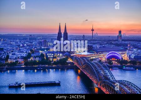 Kölner Stadtpanorama mit Dom, Altstadt, Rhein, Hohenzollernbrücke, Köln, Nordrhein-Westfalen, Deutschland Stockfoto