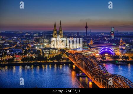 Kölner Stadtpanorama mit Dom, Altstadt, Rhein, Hohenzollernbrücke, Köln, Nordrhein-Westfalen, Deutschland Stockfoto