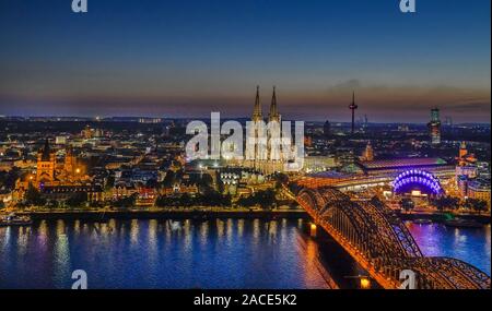 Kölner Stadtpanorama mit Dom, Altstadt, Rhein, Hohenzollernbrücke, Köln, Nordrhein-Westfalen, Deutschland Stockfoto