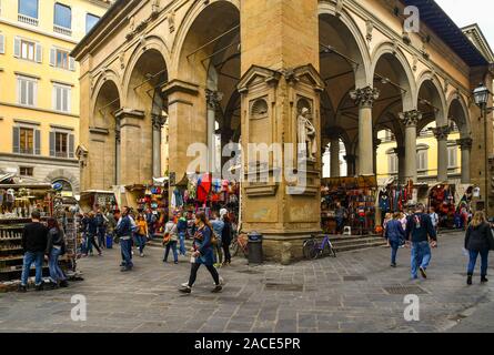 Blick auf den Mercato del Porcellino mit marktständen unter der Loggia im historischen Zentrum von Florenz, UNESCO-Weltkulturerbe, Toskana, Italien Stockfoto