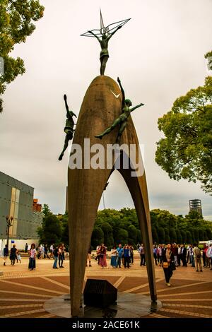 Besucher bei der Children's Peace Monument an der Peace Memorial Park, Hiroshima, Japan Blick Stockfoto