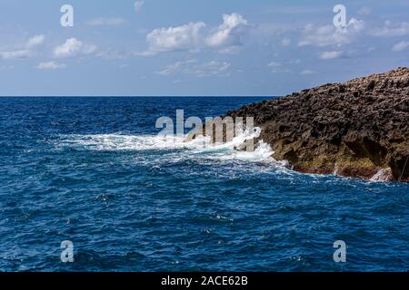 Wellen schlagen gegen die Felsen an der zerklüfteten Küste im Süden von Malta. Stockfoto