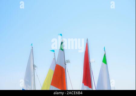 Gruppe der SEGEL GEGEN BLUR HIMMEL, WELLFLEET, CAPE COD, MA, USA Stockfoto