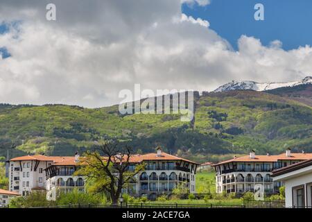 Vitosha, Bulgariens - 01 Mai 2015: Apartmenthäuser und Hotels am Fuße des Vitosha Massivs in der St. Magdalena. Vororte der Hauptstadt. Stockfoto