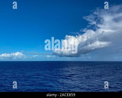 Half Moon Cay/Bahamas -10/31/19: Die Holland America Line Zuiderdam Kreuzfahrt Schiff vor Anker gegangen der privaten Insel Half Moon Cay in den Bahamas auf einem Su Stockfoto