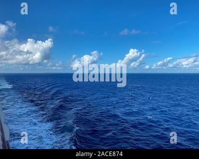 Half Moon Cay/Bahamas -10/31/19: Die Holland America Line Zuiderdam Kreuzfahrt Schiff auf dem Weg von der privaten Insel Half Moon Cay in den Bahamas Segeln Stockfoto