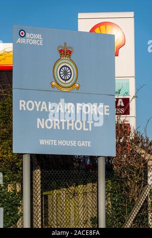 RAF Northolt ist ein Royal Air Force Station in South Ruislip, Hillingdon, London, UK. Eingangsschild des Weißen Hauses Tor. 2 Gruppe Air Combat Support Stockfoto