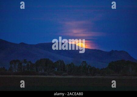 Vollmond hinter dem Berg in Bellevue, Idaho, USA Stockfoto