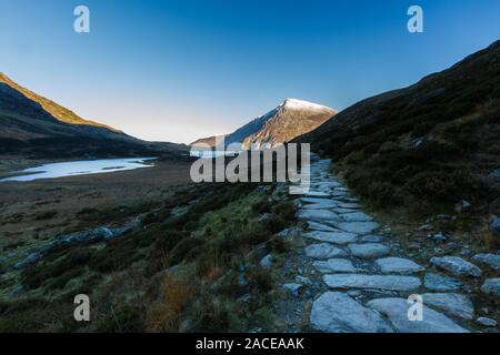 Am frühen Morgen Carnedd Llewelyn, von Pfad und See oder Llyn Idwal. Snowdonia National Park, Gwynedd, Wales, UK. Landschaft. Stockfoto