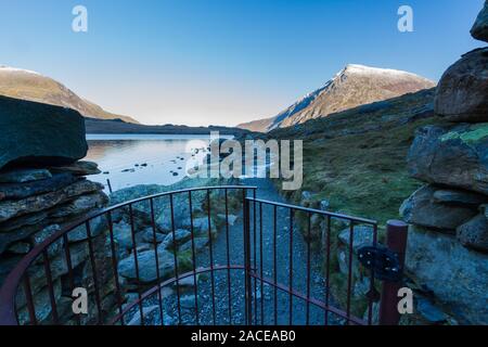 Am frühen Morgen Carnedd Llewelyn, von Pfad und See oder Llyn Idwal und Gatter. Snowdonia National Park, Gwynedd, Wales, UK. Landschaft. Stockfoto