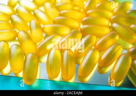 Große medizinische Kapseln und Tabletten - Vitamine und Nahrungsergänzungsmittel auf blauem Hintergrund. Close Up. Selektive konzentrieren. Stockfoto