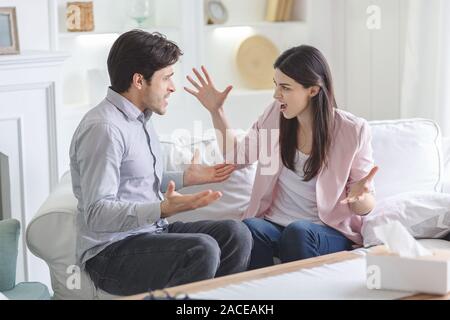 Mann und Frau in Kampf in der Therapie oder eheliche Beratung Stockfoto