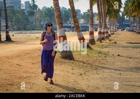 Touristische Mädchen Spaziergänge in den Ruinen einer antiken Stadt. Die Gruppe der Monumente an Hampi war das Zentrum der Hindu Vijayanagara Empire in Karnataka st Stockfoto