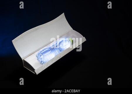 Kunststoff Flasche voll Wasser gehalten wie ein Juwel Stockfoto