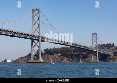 Die westlichen Span, Kaiser Norton, der Oakland Bay Bridge in der Bucht von San Francisco mit Yachten Segeln unter. Kalifornien, Vereinigte Staaten von Amerika Stockfoto