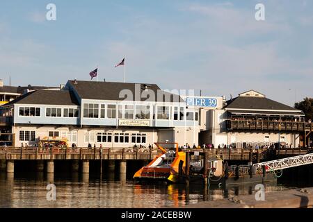 Touristen auf Pier 39 von der Fähre gesehen, San Francisco, Kalifornien, USA Stockfoto