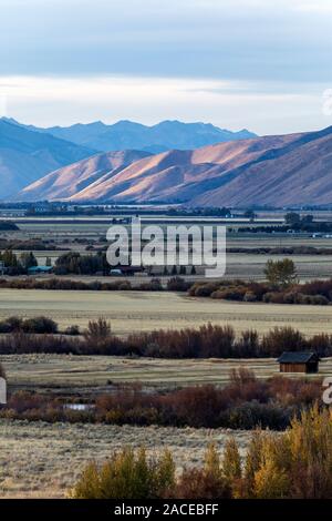 Ackerland und Berge in Bellevue, Idaho, USA Stockfoto