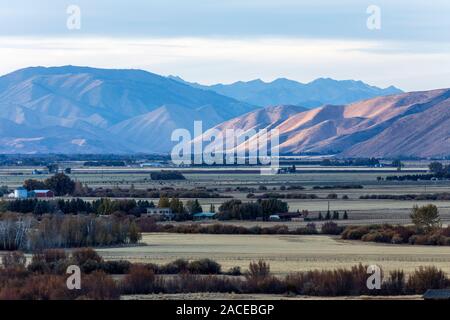 Ackerland und Berge in Bellevue, Idaho, USA Stockfoto