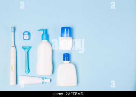 Frau Badewanne Gesicht Reinigung Pflege morgendliche Routine, oben flach Komposition mit weißen und blauen Punkte auf hellblau Schreibtisch Stockfoto