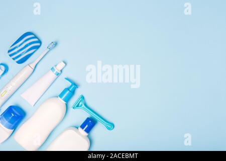 Frau Badewanne Gesicht Reinigung Pflege morgendliche Routine, oben flach Komposition mit weißen und blauen Punkte auf hellblau Schreibtisch Stockfoto