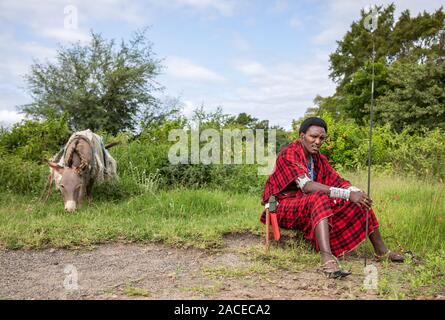 Maasai warrier in der Natur ruhen Stockfoto