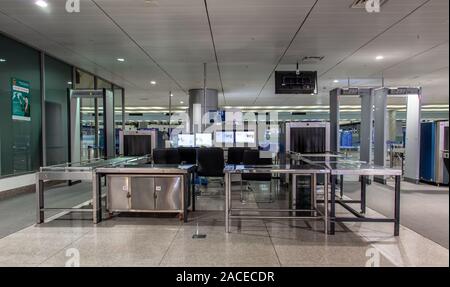 SAIGON, Vietnam, 18.Dezember 2017, Checkpoint am Flughafen. X-ray Scanner mit Monitoren für die Erkennung von gefährlichen Gegenständen der Passagiere. Stockfoto