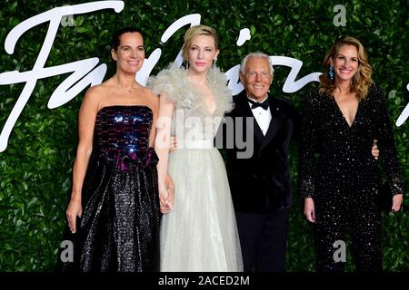 Cate Blanchett (Zweite links), Giorgio Armani und Julia Roberts (rechts) an der Fashion Awards 2019 in der Royal Albert Hall, Kensington Gore, London. Stockfoto