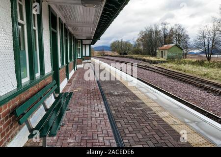 Rannoch, Schottland - Nov 4, 2019: ein Diesel Zug kommt in die Plattform 1 am entfernten Bahnhof an Ronnoch Stockfoto