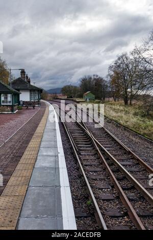 Rannoch, Schottland - Nov 4, 2019: Leere Bahnhof Ronnoch in den schottischen Highlands Stockfoto