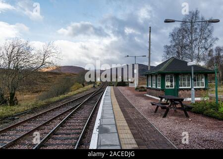 Rannoch, Schottland - Nov 4, 2019: Leere Bahnhof Ronnoch in den schottischen Highlands Stockfoto