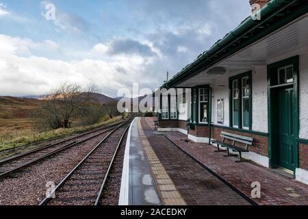 Rannoch, Schottland - Nov 4, 2019: Leere Bahnhof Ronnoch in den schottischen Highlands Stockfoto